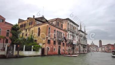 意大利威尼斯-2019年5月：全景美丽的古房子矗立在水面上。 澳大利亚大运河大使馆。 慢慢慢慢